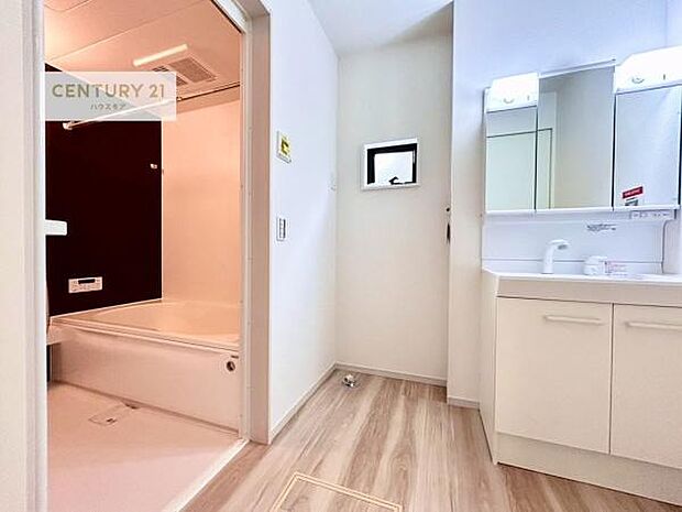 三面鏡仕様の洗面所は、身だしなみがしやすい造り！裏は収納になっています。ドライヤーやお化粧道具を片付けられるので洗面台周りをスッキリと見せることが出来ます！【現地販売会開催中】