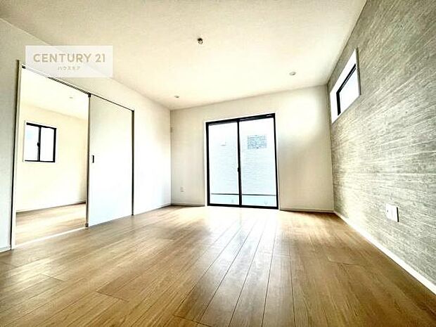 大きな窓からたっぷりの陽ざしが入る明るいリビング。開放感のあるリビングで家族団らんのくつろぎの時間を過ごせます。