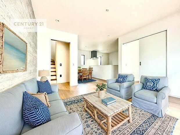 家具はCGパースです。優しい陽だまりがリビングを包んでくれて居心地の良い空間を演出してくれます！くつろぎの時間を過ごせます！