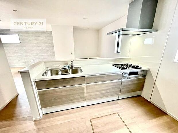 大人気の対面式システムキッチンを採用しています！ご家族のコミュニケーションが自然と増える設計です。お子様にも目が届くので嬉しいですね。広々使えて快適に作業が進みます。