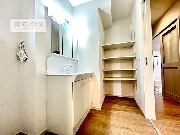 三面鏡仕様の洗面所は、身だしなみがしやすい造り！裏は収納になっています。ドライヤーやお化粧道具を片付けられるので洗面台周りをスッキリと見せることが出来ます！