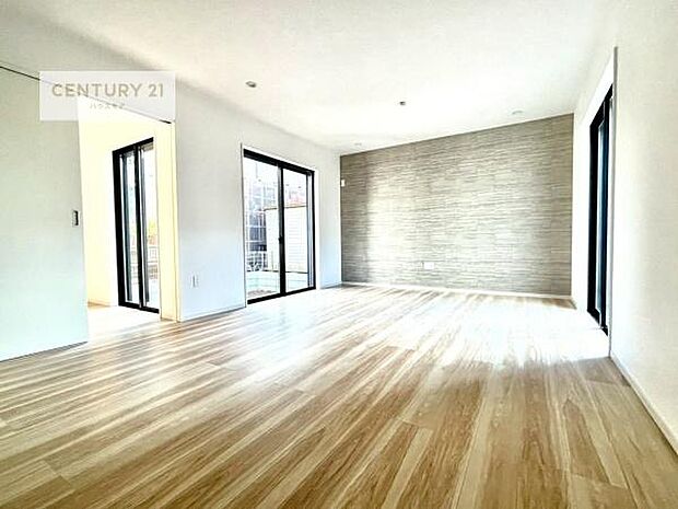 大きな窓からたっぷりの陽ざしが入る明るいリビング。開放感のあるリビングで家族団らんのくつろぎの時間を過ごせます。