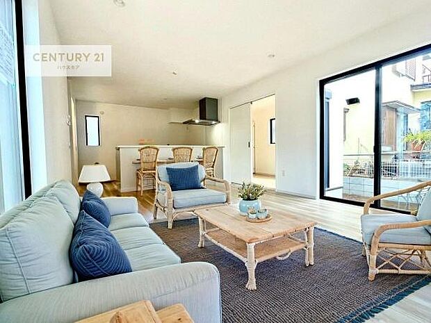 家具はCGパースです。優しい陽だまりがリビングを包んでくれて居心地の良い空間を演出してくれます！くつろぎの時間を過ごせます！