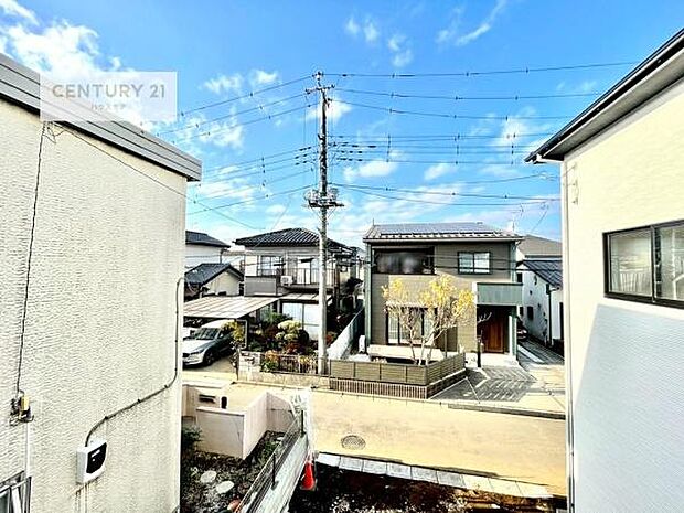 落ち着きある住宅街です！周囲には高い建物がなく、空が広く開放感があり、陽当たりを大きく遮られることもありません！気持ちの良い風が通り抜ける街並みです！