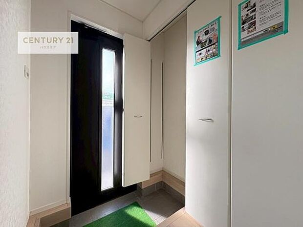 シューズボックス付きなので、玄関が片付きお掃除がしやすいです！スッキリした玄関で戸を開けた瞬間、清潔感のある心地いい空間が出迎えてくれます。