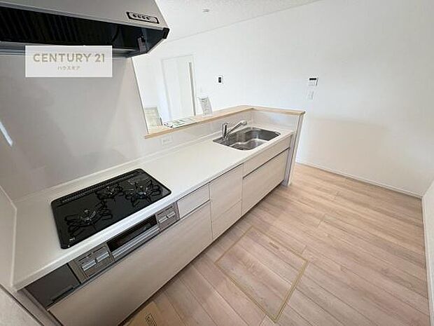 大人気の対面式システムキッチンを採用しています！ご家族のコミュニケーションが自然と増える設計です。お子様にも目が届くので嬉しいですね。広々使えて快適に作業が進みます。