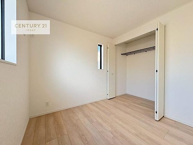 掃き出し窓がないお部屋は、お子様のお部屋としても安心です！収納スペースも充実しているので散らかったお部屋をサッと片付けられます！