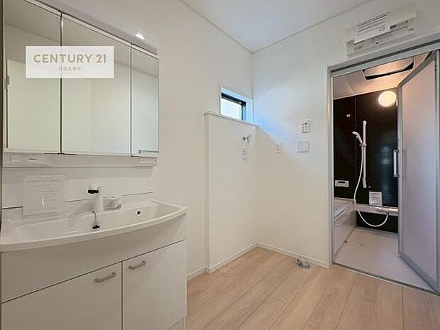 小窓付きの明るい洗面室です！湿気もすぐに入れ替えができて清潔に保つことができます！自然光が差し込むのでお化粧の仕上がりも良くなりますね！