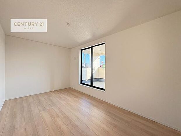 バルコニーに面している洋室です。明るく温もりがあり、換気もしっかりできます！朝起きて、外に出て背伸びをしつつ深呼吸をし良い朝を迎え入れることができます。