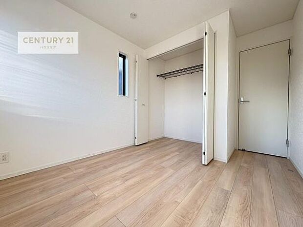 掃き出し窓がないお部屋は、お子様のお部屋としても安心です！収納スペースも充実しているので散らかったお部屋をサッと片付けられます！