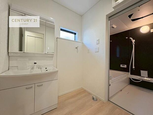 小窓付きの明るい洗面室です！湿気もすぐに入れ替えができて清潔に保つことができます！自然光が差し込むのでお化粧の仕上がりも良くなりますね！