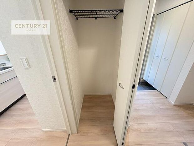 収納スペース充実しています！急なお客様が来客しても散らかったお部屋をサッと片付けられます！お部屋のスペースが生まれゆとりあるお部屋を演出することが出来ます！