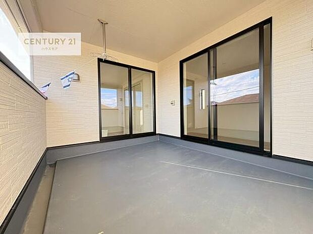 広々としたバルコニーで一日の始まりをスタート！お洗濯ものをたっぷり気持ちよく干せます！