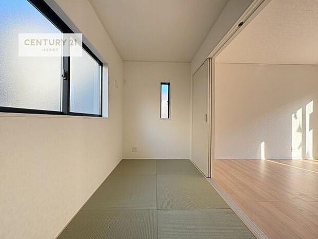 リビングと隣接した和室です！家事の休憩スペースやキッズスペースとして活用するのもよさそうですね！和室の使い方は無限大！