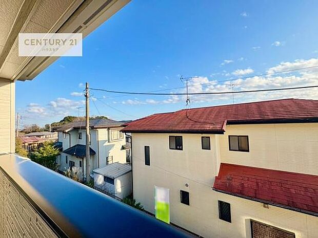 晴れた日には青い空を見渡せる開放的な時間を楽しめます。気持ちの良い風が通り抜ける街並みです！