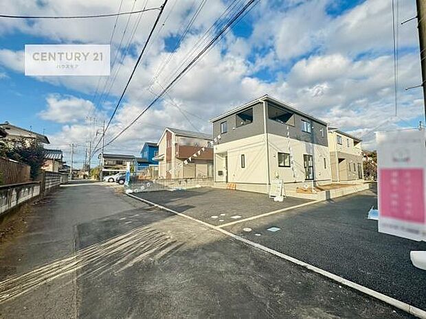 前面道路は4ｍ！陽当り良好な立地です。車庫入れが苦手な方も安心ですね。