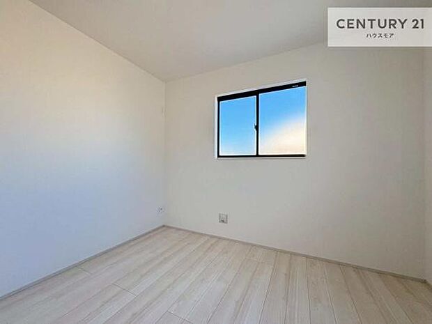 掃き出し窓がないお部屋は、お子様のお部屋としても安心です！収納スペースも充実しているので散らかったお部屋をサッと片付けられます！