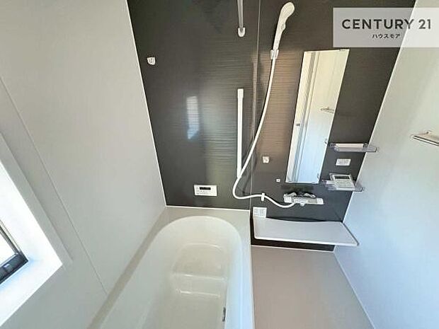 落ち着きある大人の雰囲気のバスルームは、シックなデザインでバスタイムが充実！お仕事頑張っているご褒美にお好みの匂いの入浴剤を入れて、楽しんでみてはいかがでしょうか？