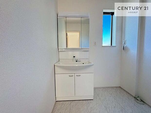 小窓付きの明るい洗面室です！湿気もすぐに入れ替えができて清潔に保つことができます！自然光が差し込むのでお化粧の仕上がりも良くなりますね！