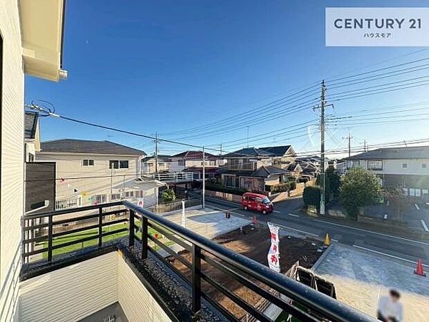 落ち着きある住宅街です！周囲には高い建物がなく、空が広く開放感があり、陽当たりを大きく遮られることもありません！気持ちの良い風が通り抜ける街並みです！