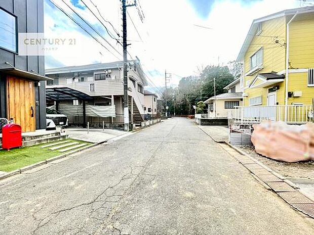 前面道路は6ｍ！陽当り良好な立地です。車庫入れが苦手な方も安心ですね。
