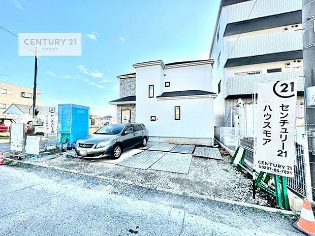 駐車スペースは3台分あります！セカンドカーはもちろん、バイクや自転車なども置き場所に困りません。