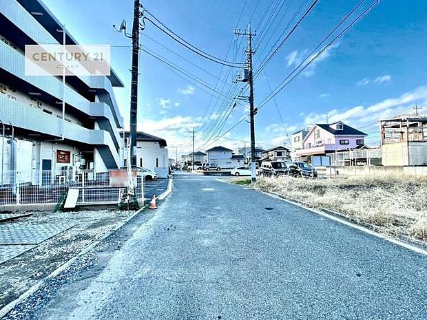 前面道路は6ｍ！陽当り良好な立地です。車庫入れが苦手な方も安心ですね。