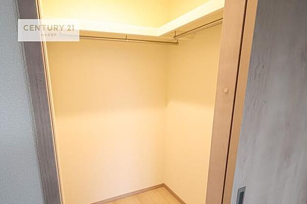 ウォークインクローゼット付きです。たくさんのお洋服などを収納しておけそうですね！他にも扇風機や加湿器など季節物の大きな家電も収納できます。(同仕様)