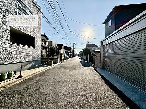 前面道路6ｍ！陽当り良好な立地です。車庫入れが苦手な方も安心ですね。