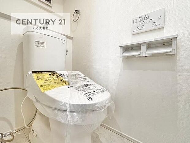 温水洗浄便座につき、冬場は便座が暖かくできるので冷たい便座に座らずに済む嬉しい仕様です！（同仕様）