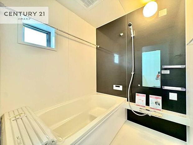 落ち着きある大人の雰囲気のバスルームは、味が出ていてバスタイムが充実！お仕事頑張っているご褒美にお好みの匂いの入浴剤を入れて、楽しんでみてはいかがでしょうか？