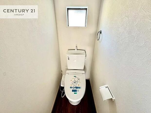 温水洗浄便座につき、冬場は便座が暖かくできるので冷たい便座に座らずに済む嬉しい仕様です！シンプルなカラーを基調としているので、お手入れがしやすいです。