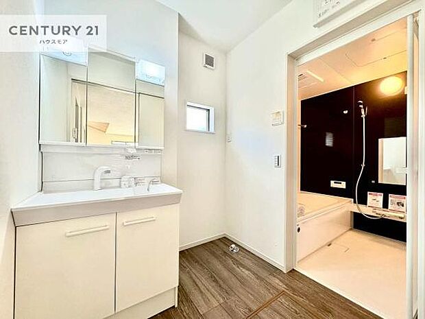 三面鏡仕様の洗面所は、身だしなみがしやすい造り！裏は収納になっています。ドライヤーやお化粧道具を片付けられるので洗面台周りをスッキリと見せることが出来ます！