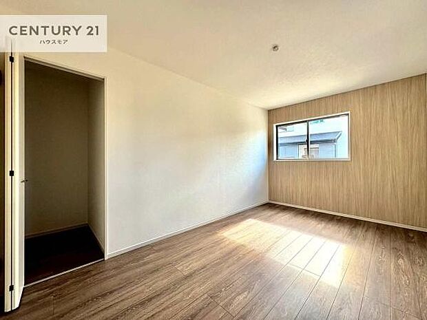 優しい光が差し込む洋室は、朝の目覚めも気持ちが良さそうですね。おうち時間もゆったりと過ごすことができます。