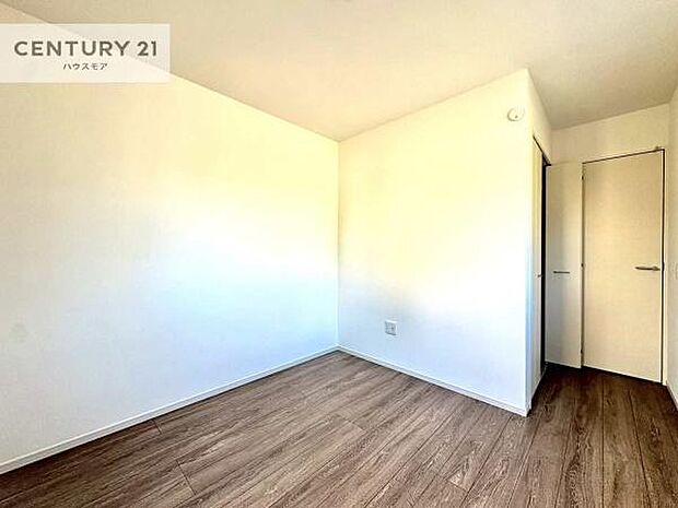 明るい室内は、風通しも良く、明るく大変居心地の良い空間となっております。リラックスして過ごせる心地の良いお部屋です！朝の目覚めがスッキリしますね！