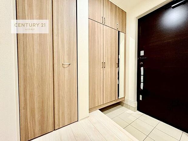 シューズボックス付きなので、玄関が片付きお掃除がしやすいです！スッキリした玄関で戸を開けた瞬間、清潔感のある心地いい空間が出迎えてくれます。