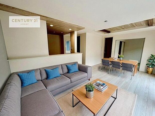 家具はCGパースです。開放感のある広々LDK！ソファーやダイニングテーブルを置いても窮屈にならないので快適に過ごせます！コミュニケーションが取りやすいリビングです！