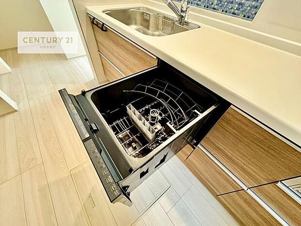 食洗機付き！忙しい時や冬場は手荒れ防止として大活躍します！ビルトイン仕様なので、場所も取らず調理スペースも広く使えて手際よく作業が出来ます！