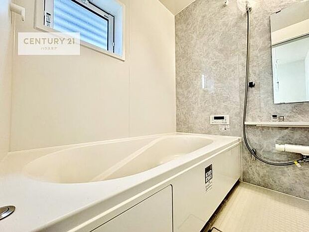 白を基調とした清潔感のあるバスルーム！快適なバスタイムが送れます！1日の疲れをしっかりと癒してくれる素敵なリラクゼーション空間になりそうですね。