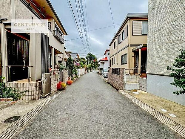 前面道路4.5ｍ！陽当り良好な立地です。車庫入れが苦手な方も安心ですね。