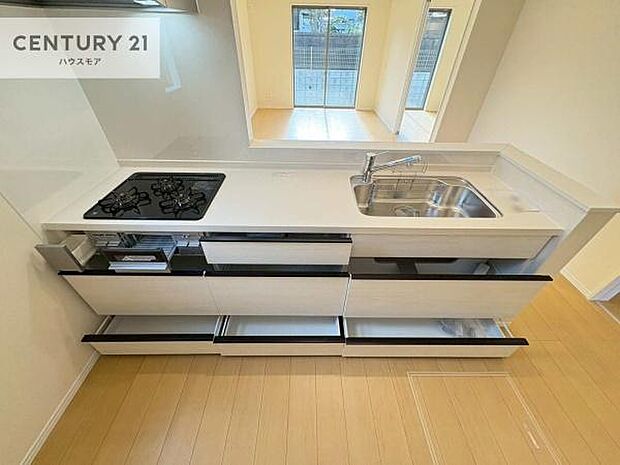 収納スペースが豊富で、調理スペースがスッキリと片付きひろ〜く活用できます！快適に作業ができます！毎日の料理が捗ります！