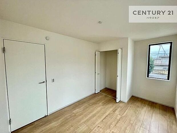 収納スペースが付いているので、急な来客時でも散らかったおもちゃをサッと片づけられて大変便利です！壁面も広々しているので、勉強机やベッドの置き場に困りません！