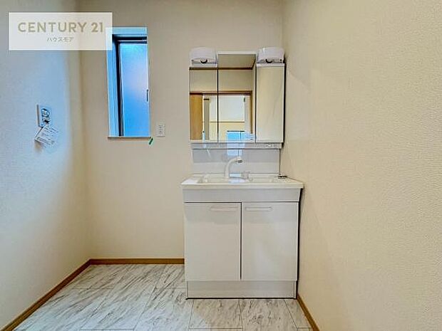 三面鏡仕様の洗面所は、身だしなみがしやすい造り!裏は収納になっています。ドライヤーやお化粧道具を片付けられるので洗面台周りをスッキリと見せることが出来ます!