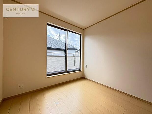 優しい光が差し込む洋室は、朝の目覚めも気持ちが良さそうですね。おうち時間もゆったりと過ごすことができます。