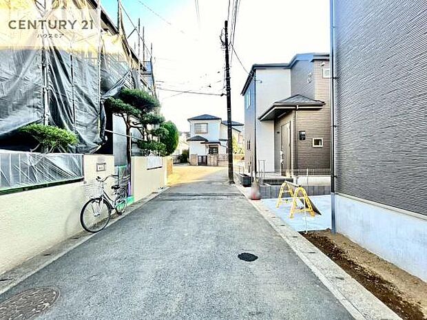 前面道路4.5ｍ。陽当り良好な立地です。車庫入れが苦手な方も安心ですね。