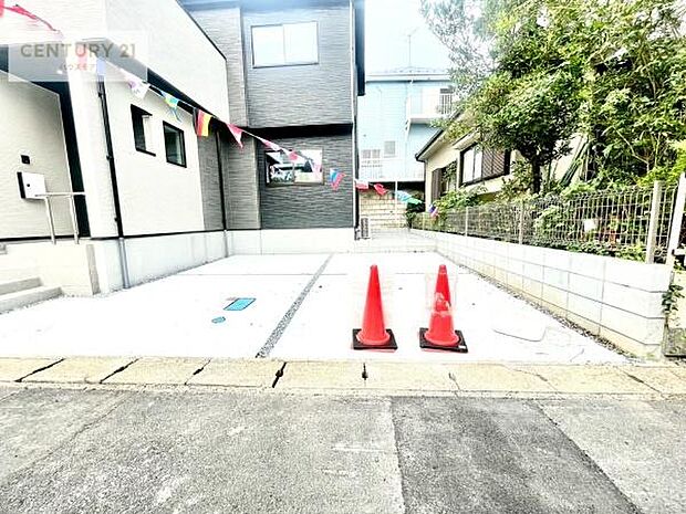 駐車スペースは2台分あります！セカンドカーはもちろん、バイクや自転車なども置き場所に困りません。