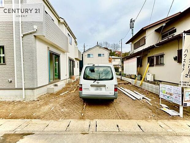 駐車スペースは2台分あります！セカンドカーはもちろん、バイクや自転車なども置き場所に困りません。【現地販売会開催中】