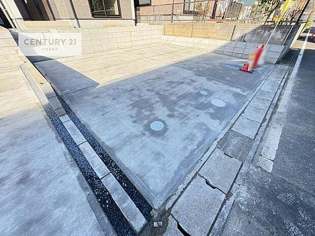 駐車スペースは2台分あります！セカンドカーはもちろん、バイクや自転車なども置き場所に困りません。