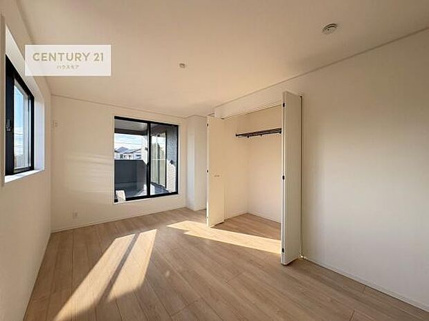 バルコニーに面している洋室です。明るく温もりがあり、換気もしっかりできます！朝起きて、外に出て背伸びをしつつ深呼吸をし良い朝を迎え入れることができます。