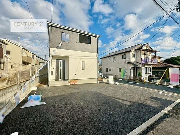 駐車スペースは2台分あります！セカンドカーはもちろん、バイクや自転車なども置き場所に困りません。